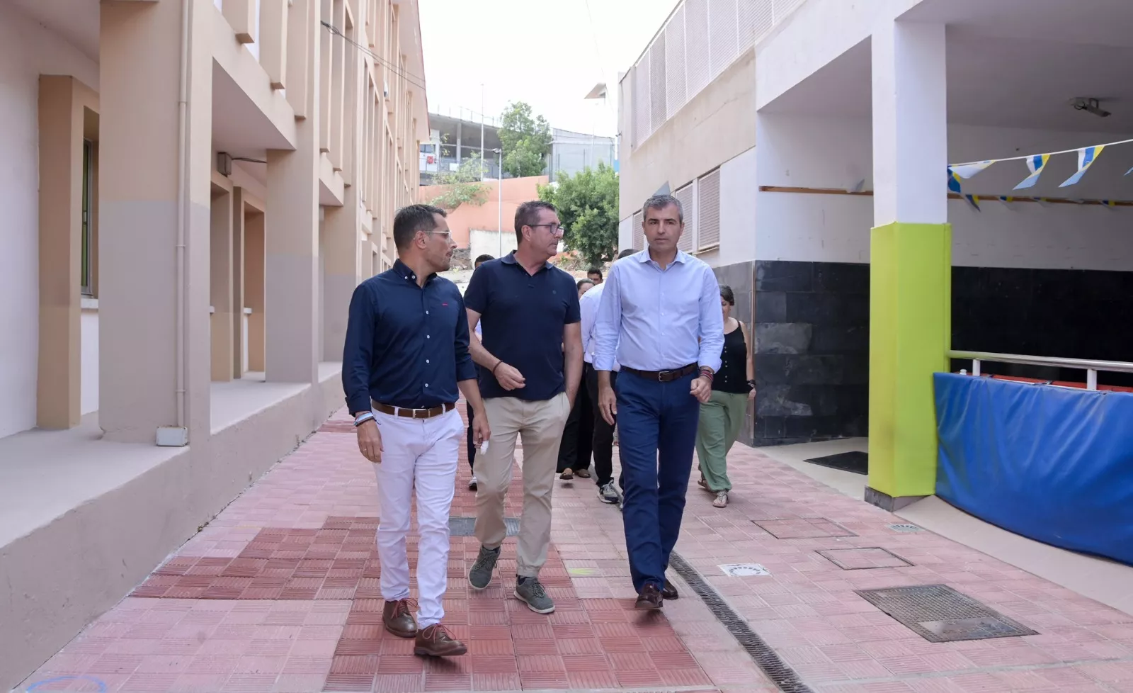 Visita del vicepresidente Manuel Domínguez, el consejero de Educación, Poli Suárez, y el alcalde, Adolfo González./ CEDIDA