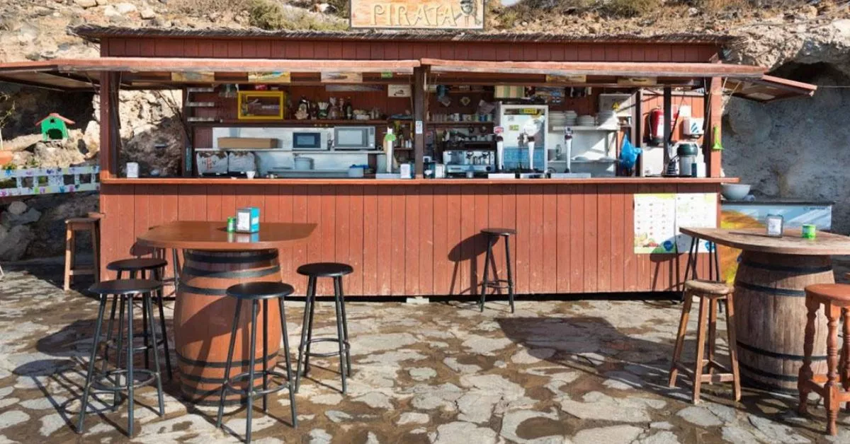 El Chiringuito Pirata ofrece un ambiente único desde su privilegiada ubicación en un extremo de la playa de La Tejita, cerca de El Médano, con vistas a Montaña Roja./ REDES.