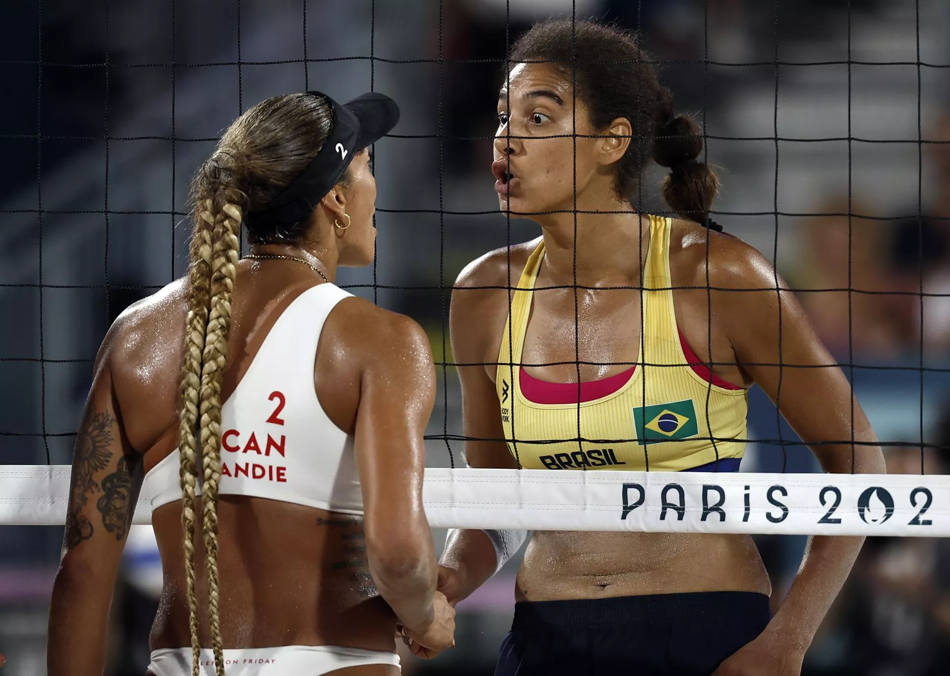 El DJ canario Tony Rojas pone paz en el vóley playa de los JJOO de París 2024. En la imagen, Silva y Wilkerson en plena bronca. / YOAN VALAT-EFE