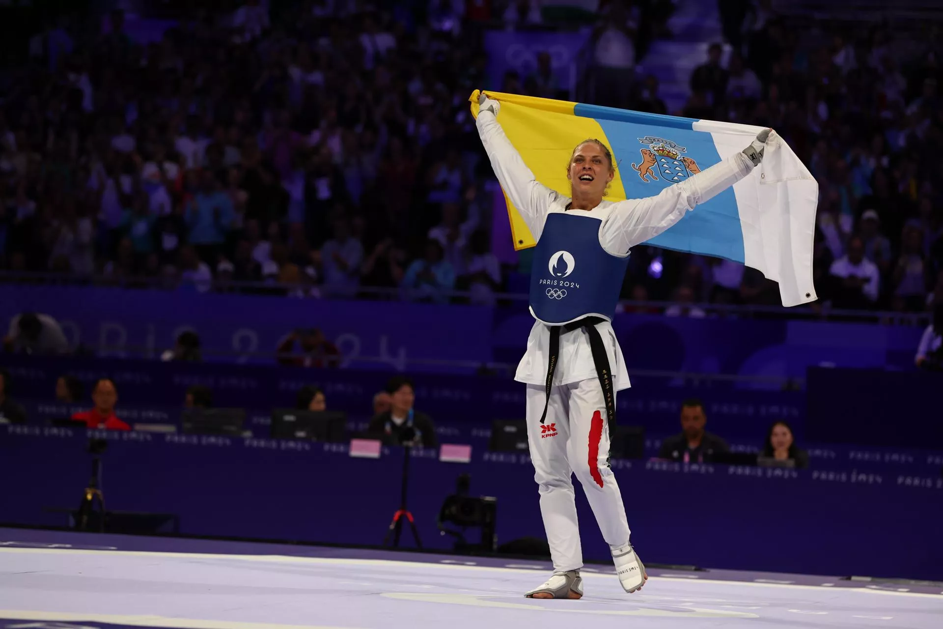 Una bandera no tapa los problemas del deporte canario. En la imagen, Viviana Márton celebra su oro en taekwondo con el pabellón canario en sus manos. / DIVYAKANT SOLANKI-EFE