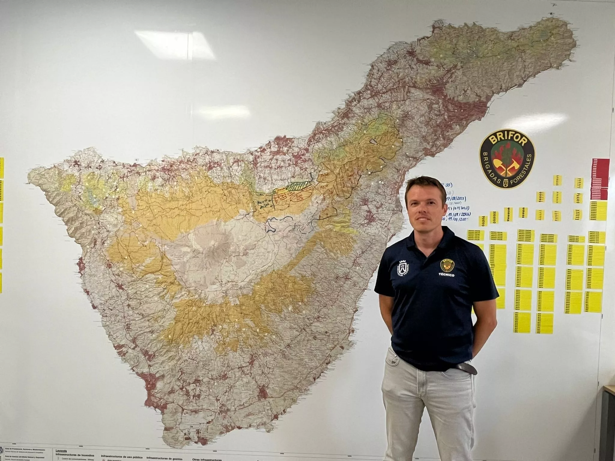 Pedro Martínez, jefe técnico de Riesgo Forestal del Cabildo de Tenerife, frente a un mapa con indicaciones del incendio de 2023 / AH / BELA CABRERA