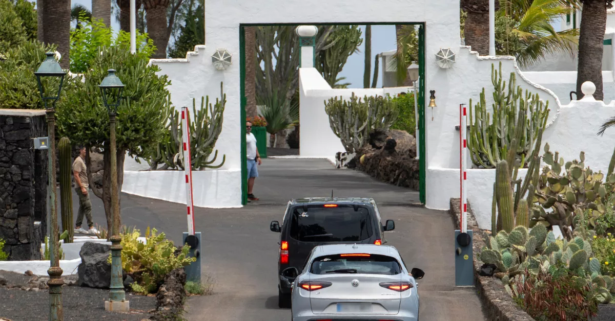 Pedro Sánchez llegando a Lanzarote para pasar sus vacaciones en la residencia de La Mareta. /EFE/ Adriel Perdomo