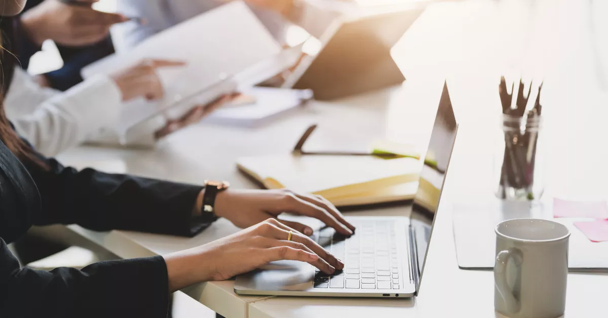 Imagen de una funcionaria trabajando / AH