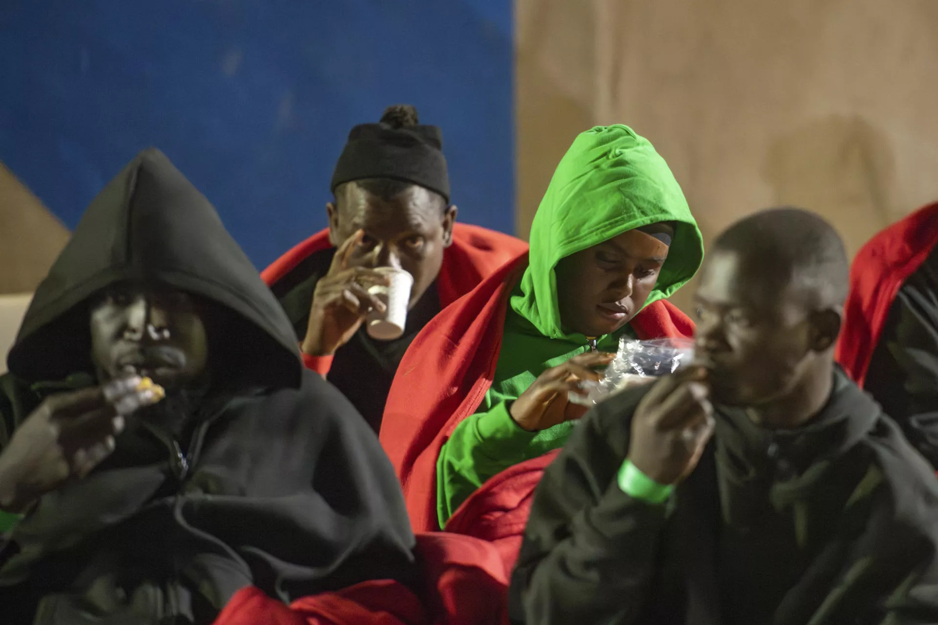 Migrantes rescatados, en El Hierro. / EFE - CARLOS DE SAÁ