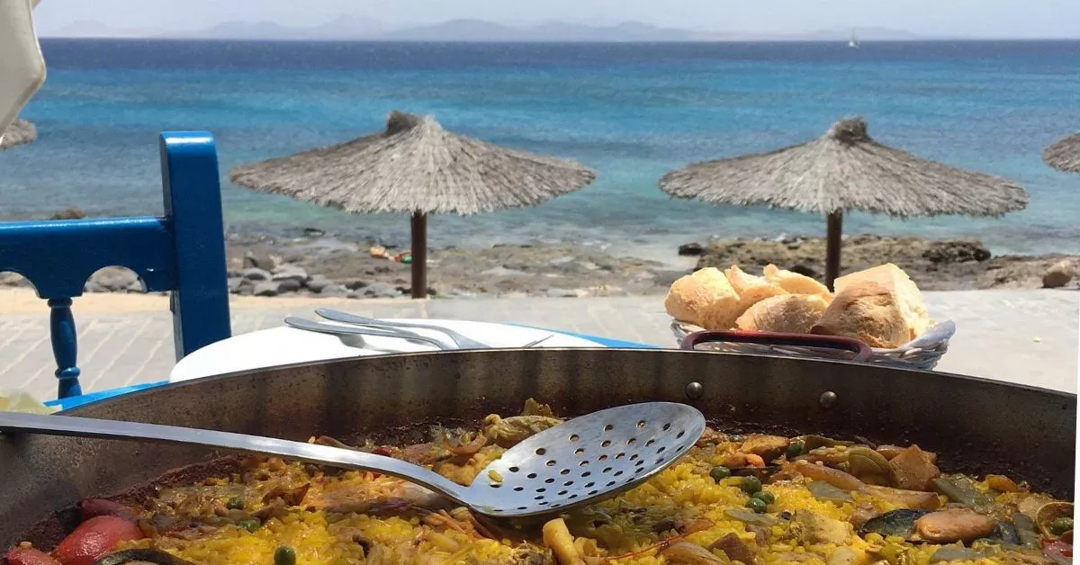 El Chiringuito Tropical de Lanzarote, ubicado en la localidad de Playa Blanca, es famoso por sus arroces y paellas./ REDES. El Chiringuito Tropical de Lanzarote, ubicado en la localidad de Playa Blanca, es famoso por sus arroces y paellas./ REDES.
