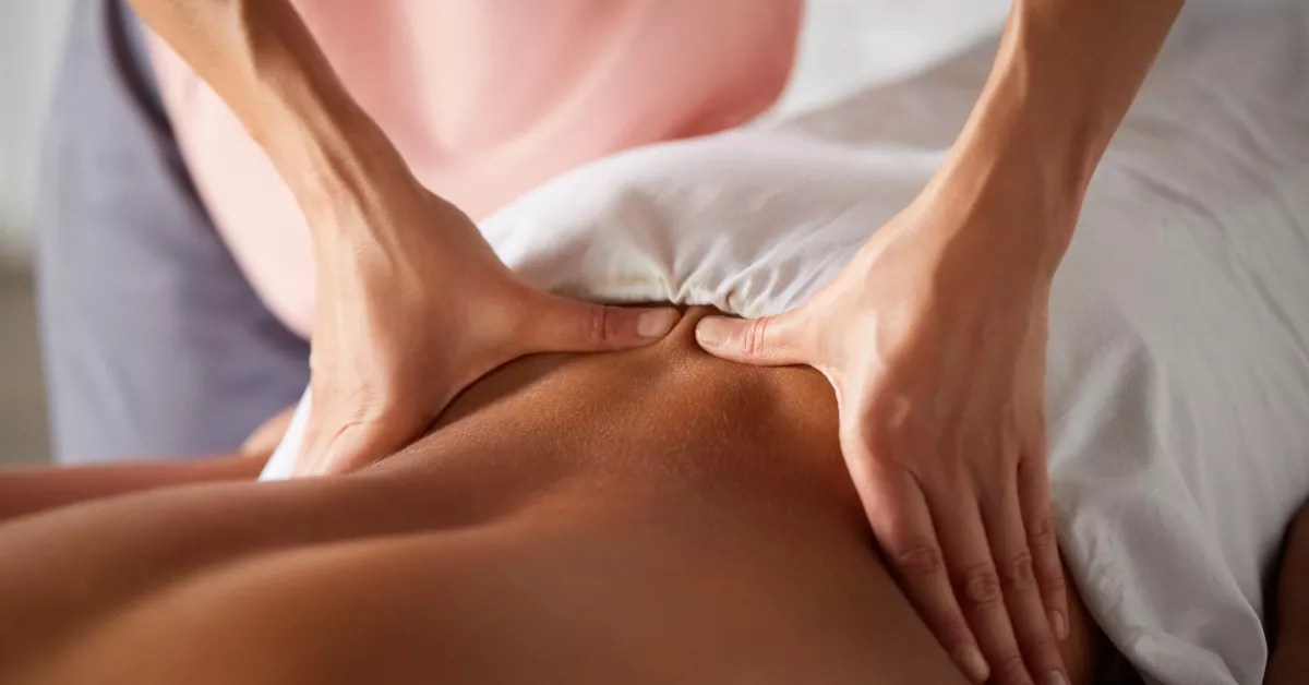 Imagen de un masajista dando un masaje / AH