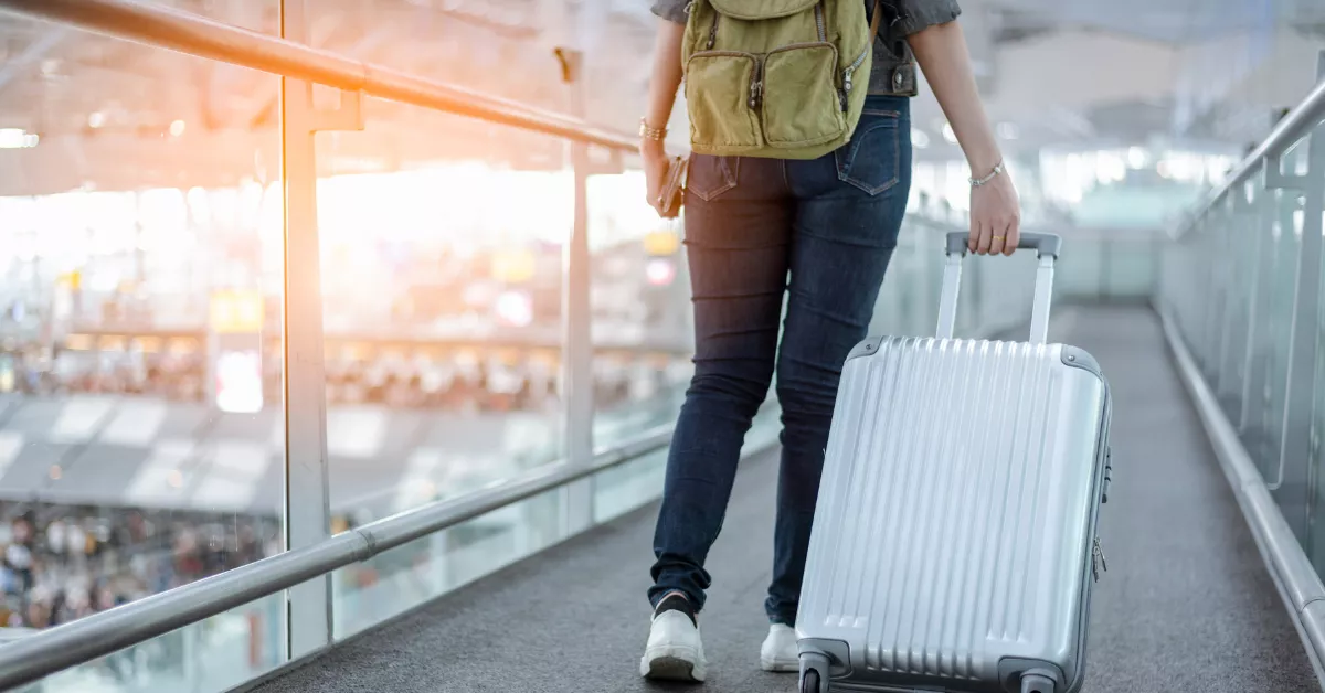 Imagen de una persona yendo de viaje en el aeropuerto / AH 