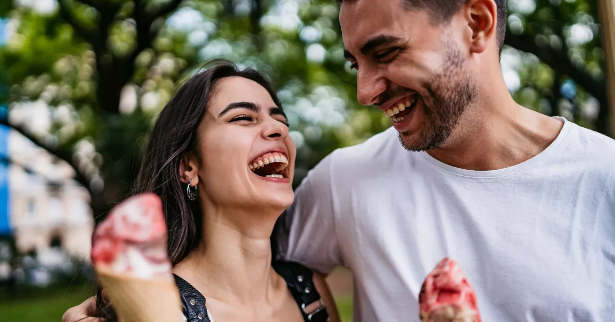 Imagen de dos personas comiendo un helado / AH
