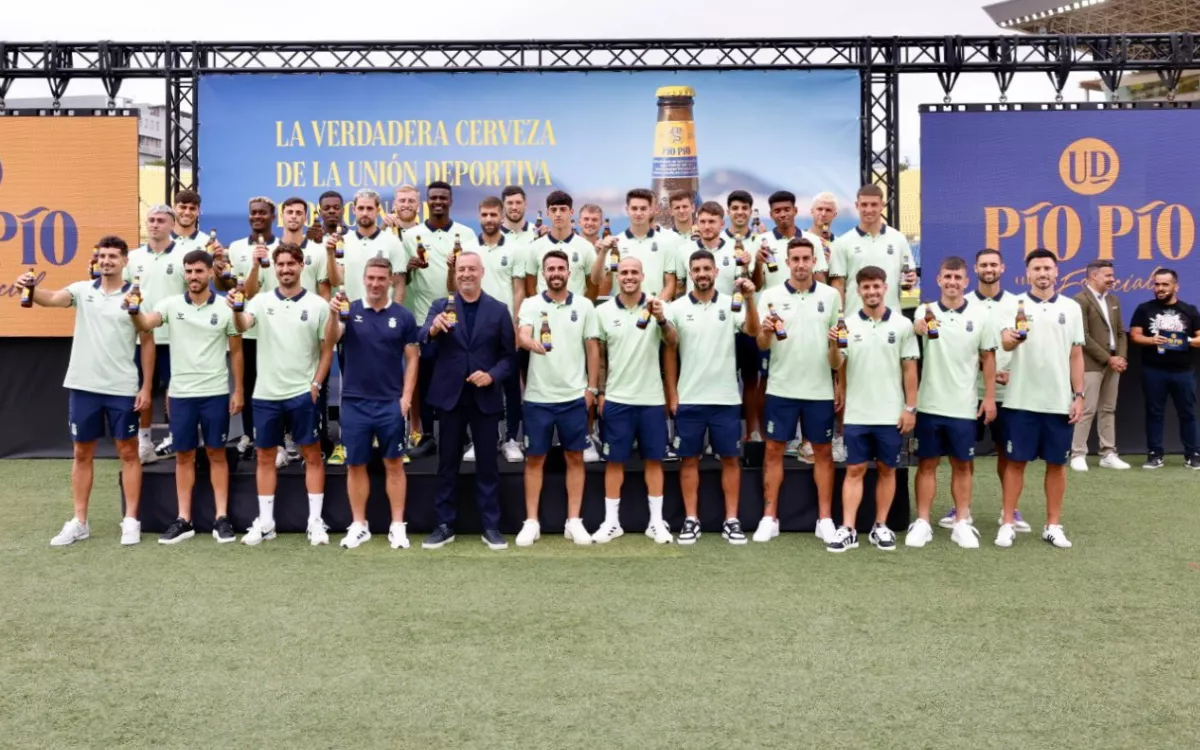 La plantilla de la UD Las Palmas, Luis Carrión y Miguel Ángel Ramírez posan con botellas de la cerveza Pío Pío. / @UDLP_Oficial