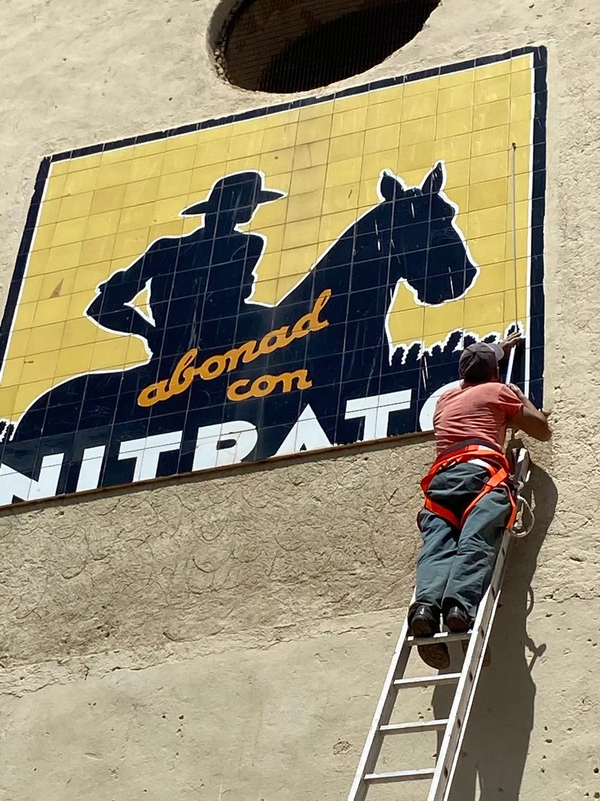 Trabajos en el rótulo de Nitrato de Chile en el Puerto de la Cruz./ CEDIDA