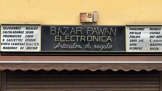 Uno de los abundantes rótulos de neón que durante toda una época representaron el comercio hindú./ Uno de los abundantes rótulos de neón que durante toda una época representaron el comercio hindú./