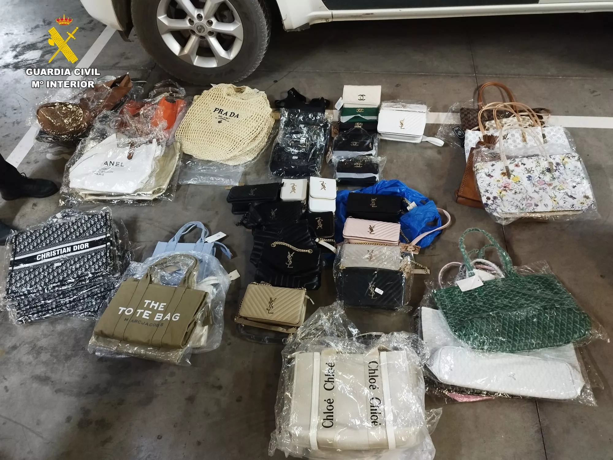 Objetos falsificados en Vecindario. / GUARDIA CIVIL 