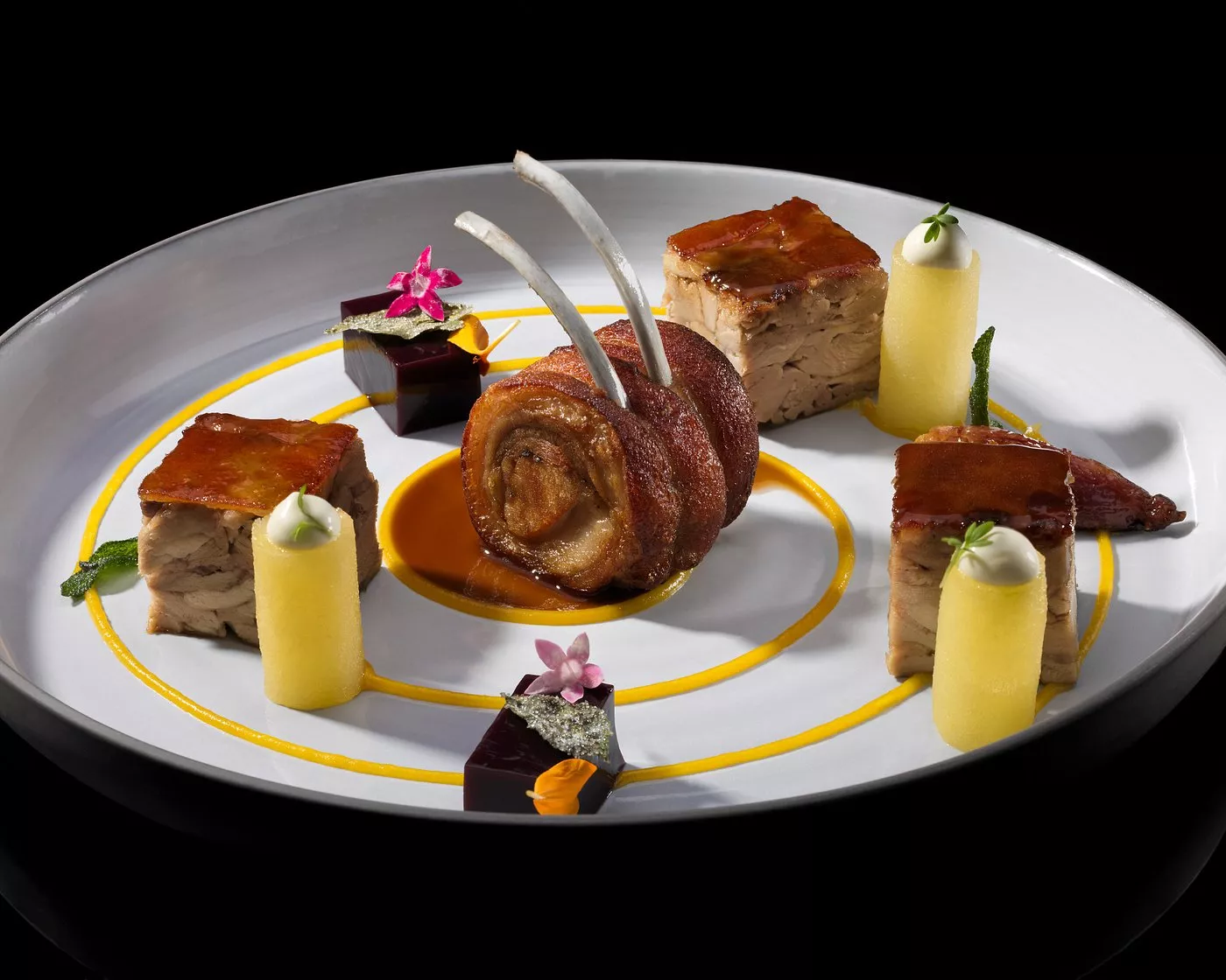 Versión del cochino negro canario servida en el Restaurante M.B., que dirige el chef Erlantz Gorostiza, en el hotel Ritz-Carlton Abama de Tenerife./ REDES.