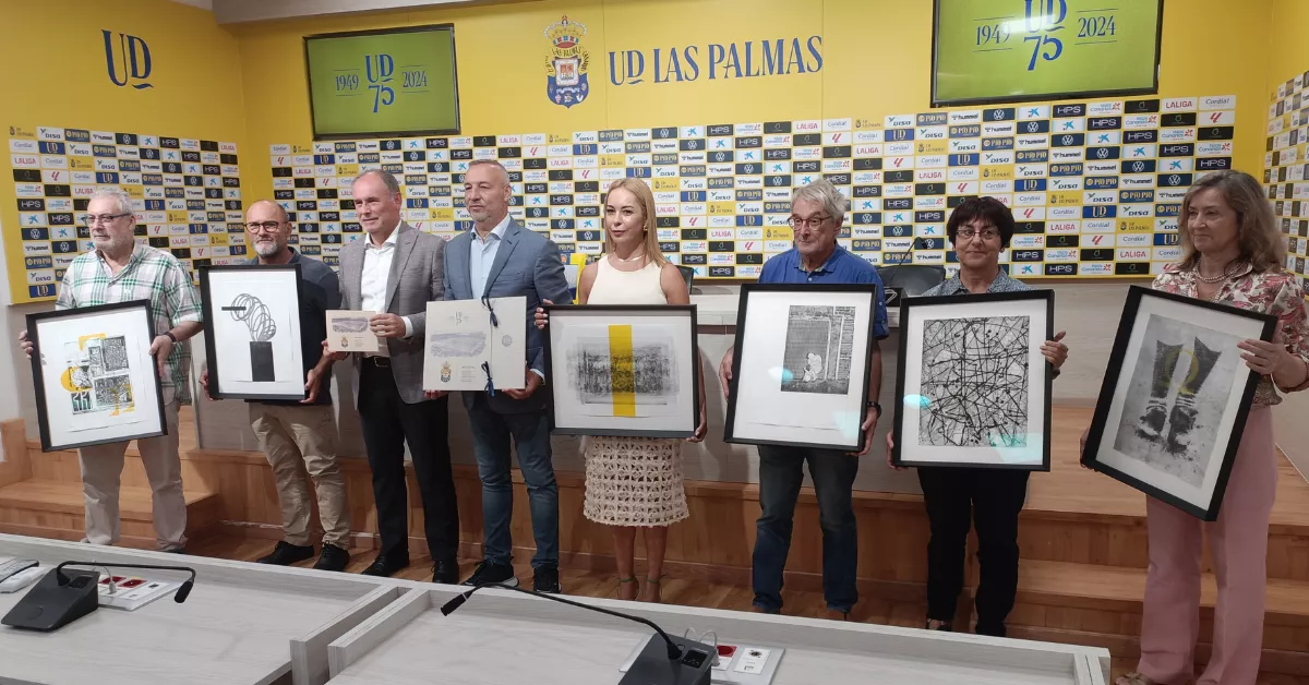 Foto de familia junto a alguno de los grabados / CABILDO DE GRAN CANARIA Foto de familia junto a alguno de los grabados / CABILDO DE GRAN CANARIA