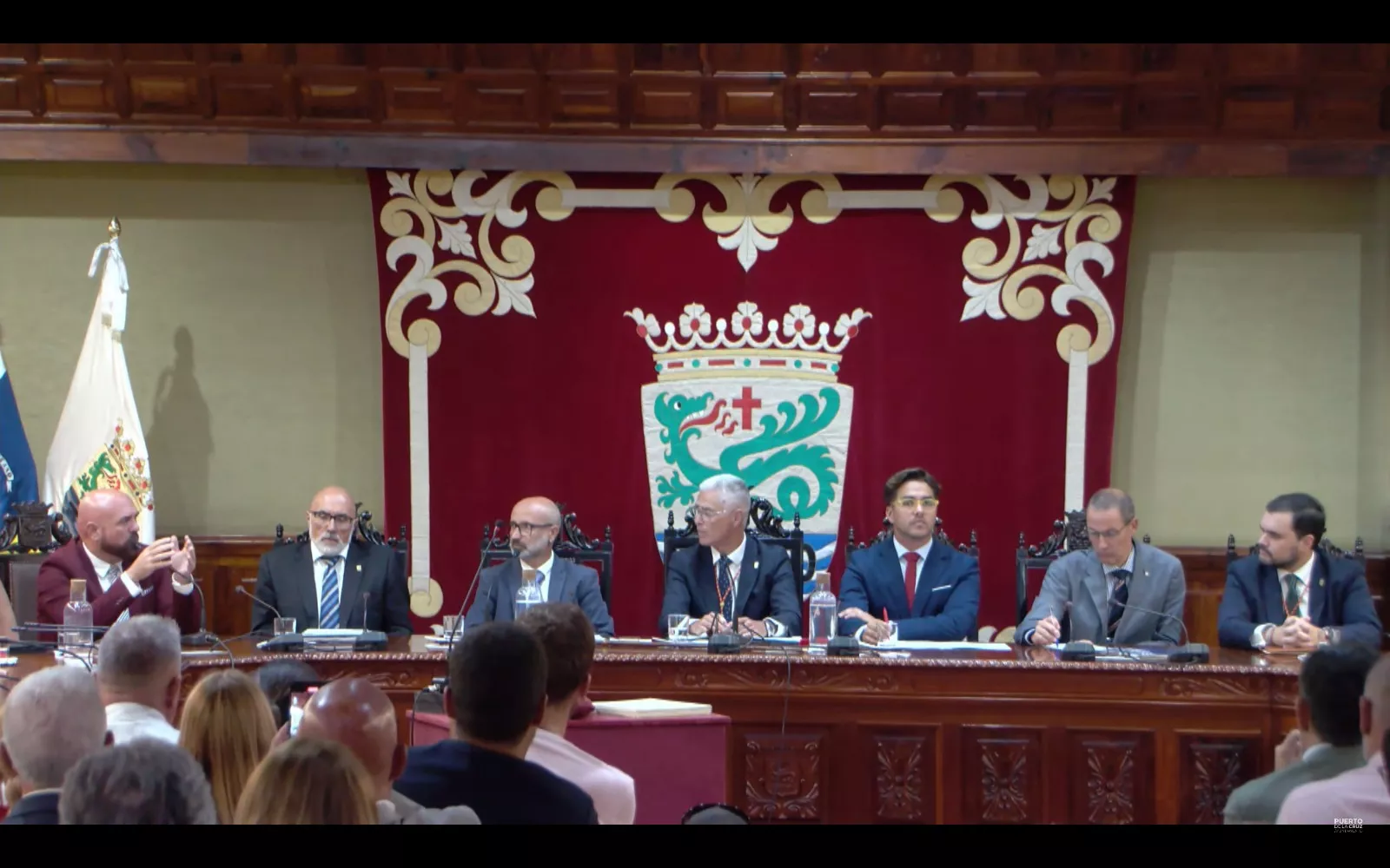 Marco González se dirige a Leopoldo Afonso durante el pleno./ 