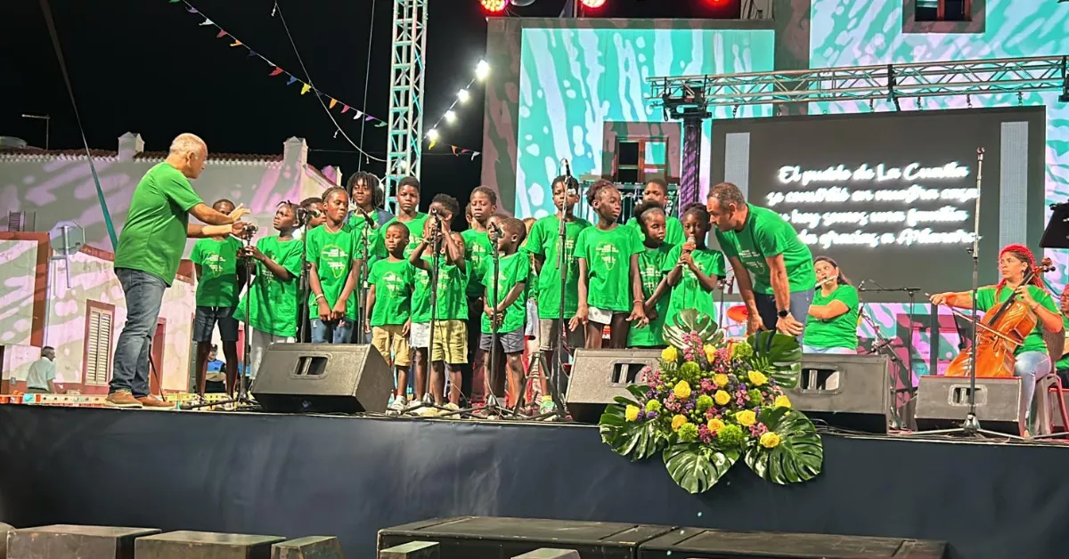 Imagen de los menores dando el pregón de Artenara / AYUNTAMIENTO DE ARTENARA