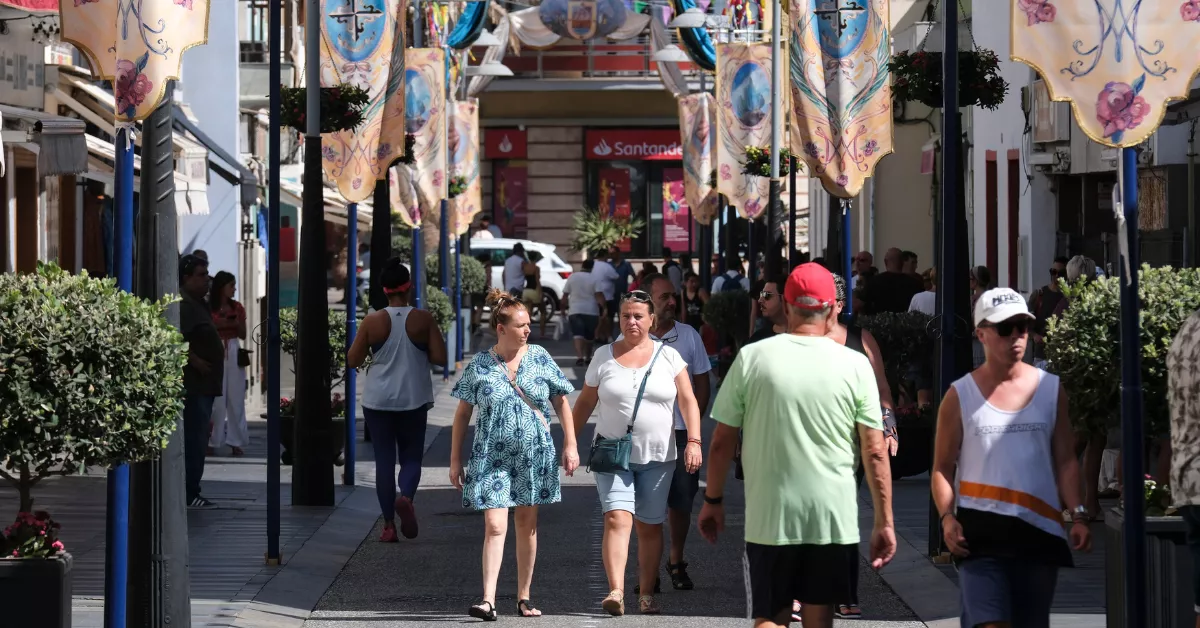 Un grupo de personas camina este sábado por las calles del municipio de Candelaria, en Tenerife, una de las localidades donde la Agencia Estatal de Meteorología (Aemet) ha declarado la alerta nara