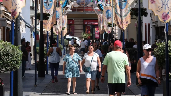 Un grupo de personas camina este sábado por las calles del municipio de Candelaria, en Tenerife, una de las localidades donde la Agencia Estatal de Meteorología (Aemet) ha declarado la alerta nara