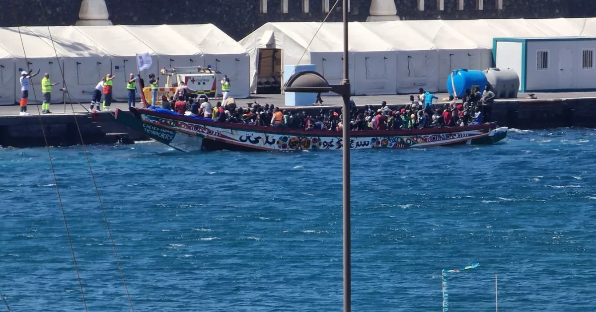 Imagen de un cayuco en La Restinga, El Hierro. / ARCHIVO
