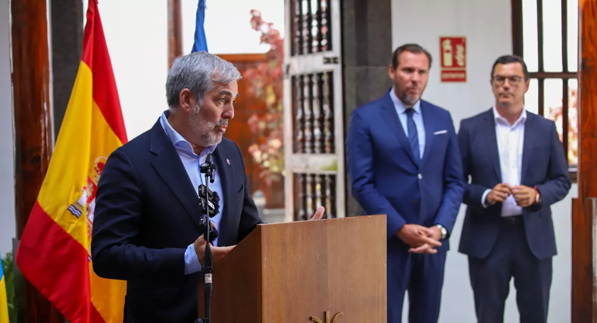 El presidente de Canarias, Fernando Clavijo (i), el ministro de Transportes, Óscar Puente (c) y el consejero de Obras Públicas del Gobierno de Canarias, Pablo Rodríguez. / EFE-LUIS G MORERA