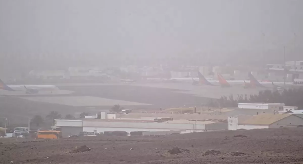 Imagen que muestra la baja visibilidad en el aeropuerto de Lanzarote. / LANZAROTEWEBCAM.COM Imagen que muestra la baja visibilidad en el aeropuerto de Lanzarote. / LANZAROTEWEBCAM.COM