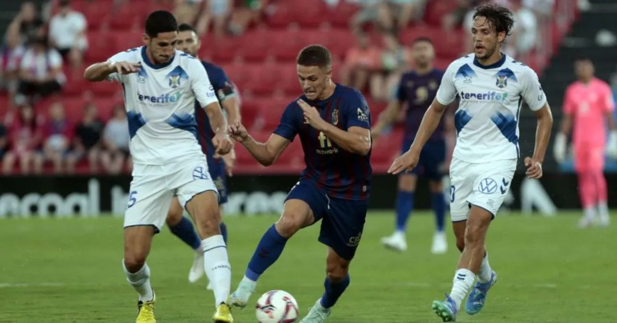 El Tenerife comenzó el partido con Corredera y Bodiger en el mediocentro pero terminó con Sergio González y Yussi Diarra./ LALIGA HYPERMOTION.