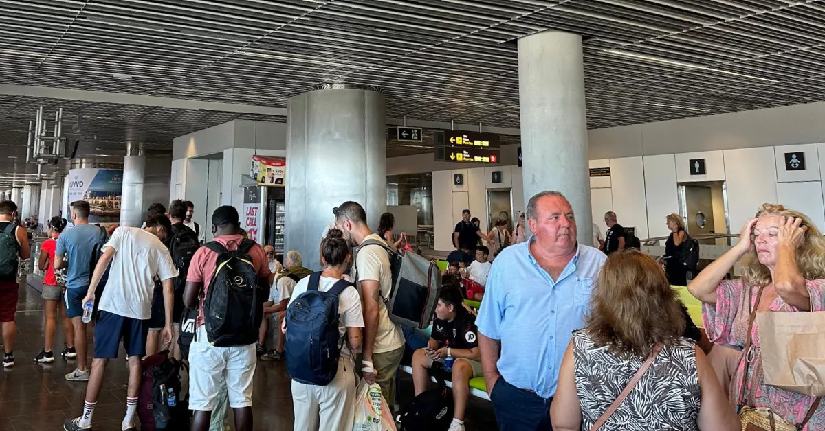 Imagen de una cola de pasajeros esperando en el Aeropuerto de Gran Canaria / AH
