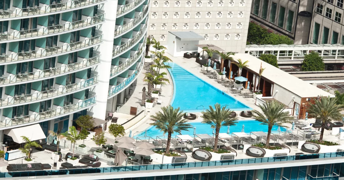 Imagen de un complejo residencial con piscina / AH