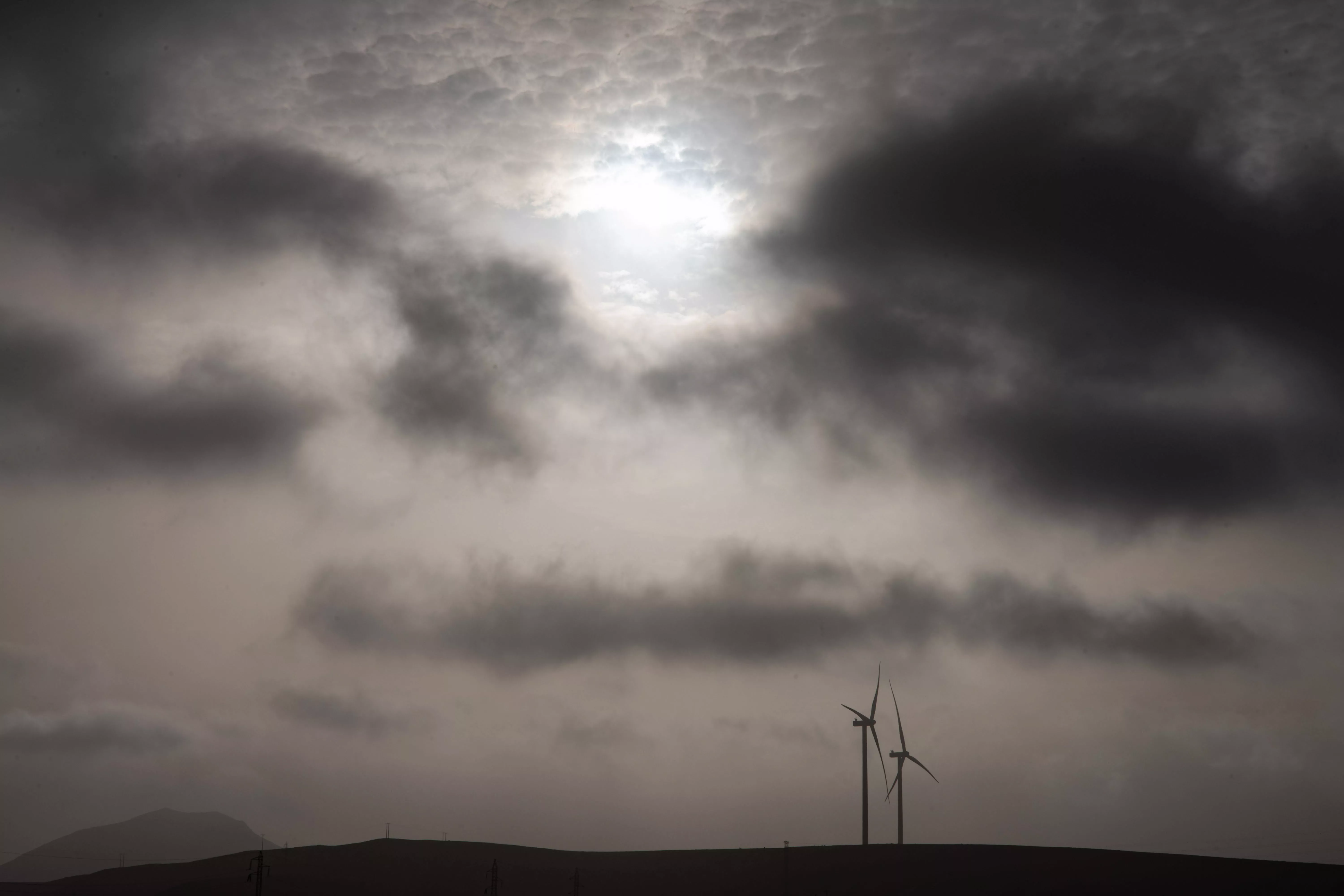 Fotografía de efectos de la calima en la localidad de Puerto del Rosario (Canarias) este lunes. / CARLOS DE SÁA