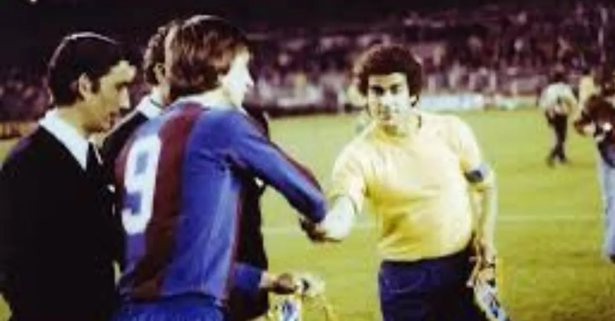 Los que soplan las velas de los aniversarios. Johan Cruyff y Hernández se saludan antes de la final de la Copa de 1978 que enfrentó a la UD Las Palmas contra el FC Barcelona.