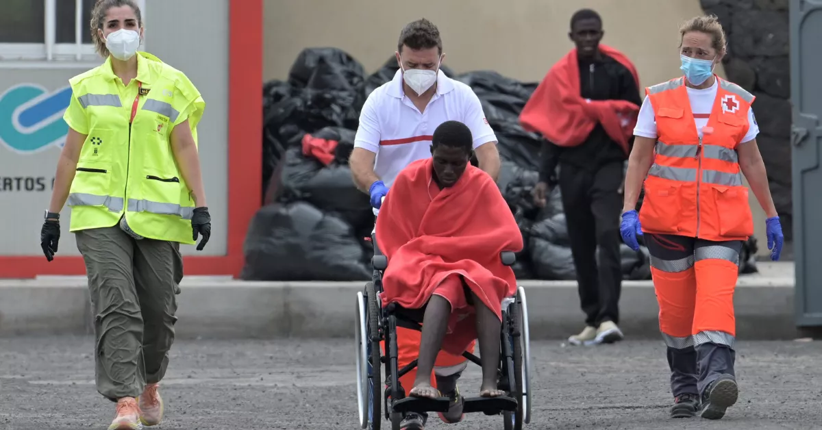 Momento de la atención sanitaria de la embarcación que llegó este martes a El Hierro. / EFE