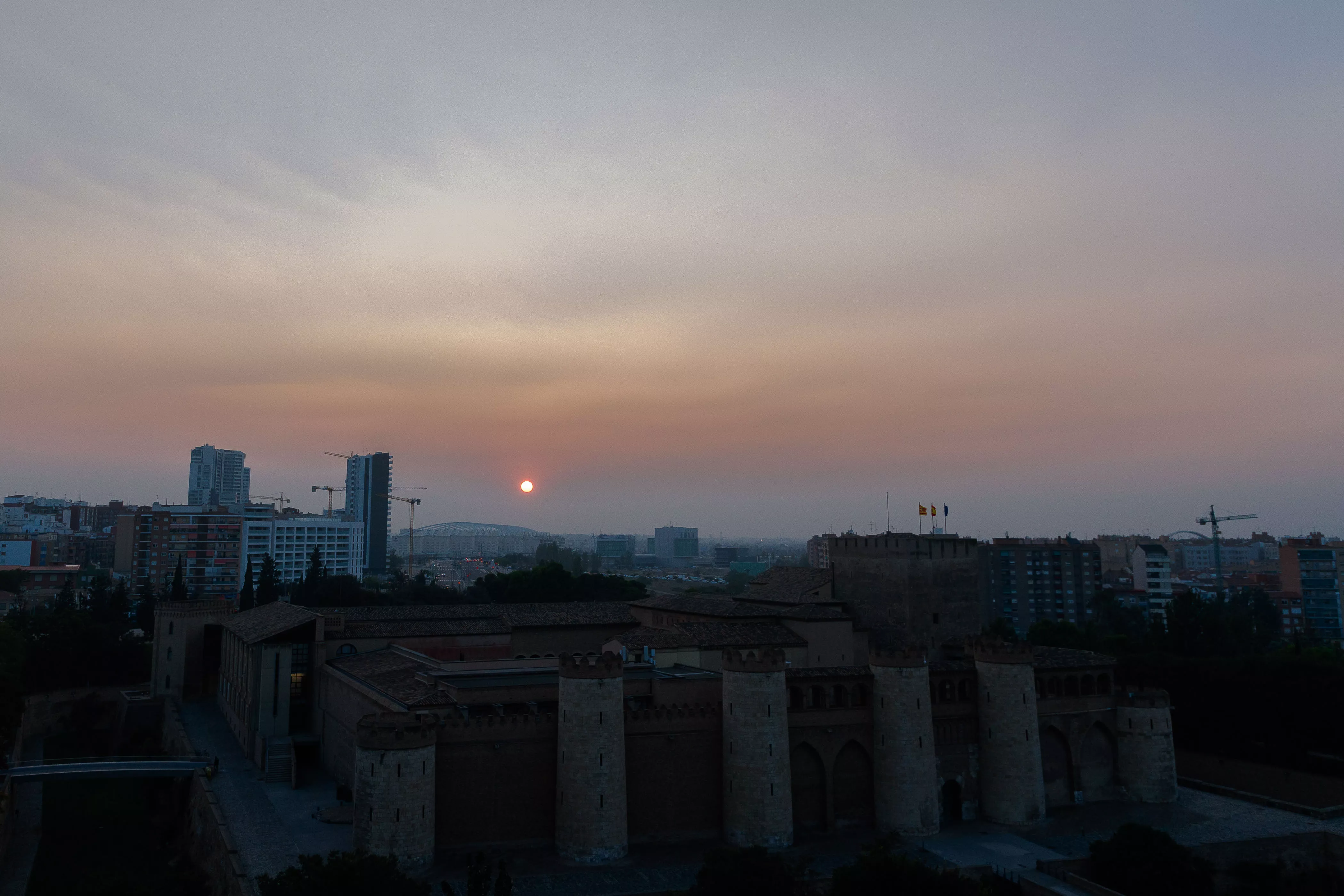 El humo de los incendios de Canadá ha llegado al noroeste de España y se nota en los atardeceres, al ocultar el sol antes de su ocaso. En la imagen, el cielo de esta tarde en Zaragoza. / EFE El humo de los incendios de Canadá ha llegado al noroeste de España y se nota en los atardeceres, al ocultar el sol antes de su ocaso. En la imagen, el cielo de esta tarde en Zaragoza. / EFE