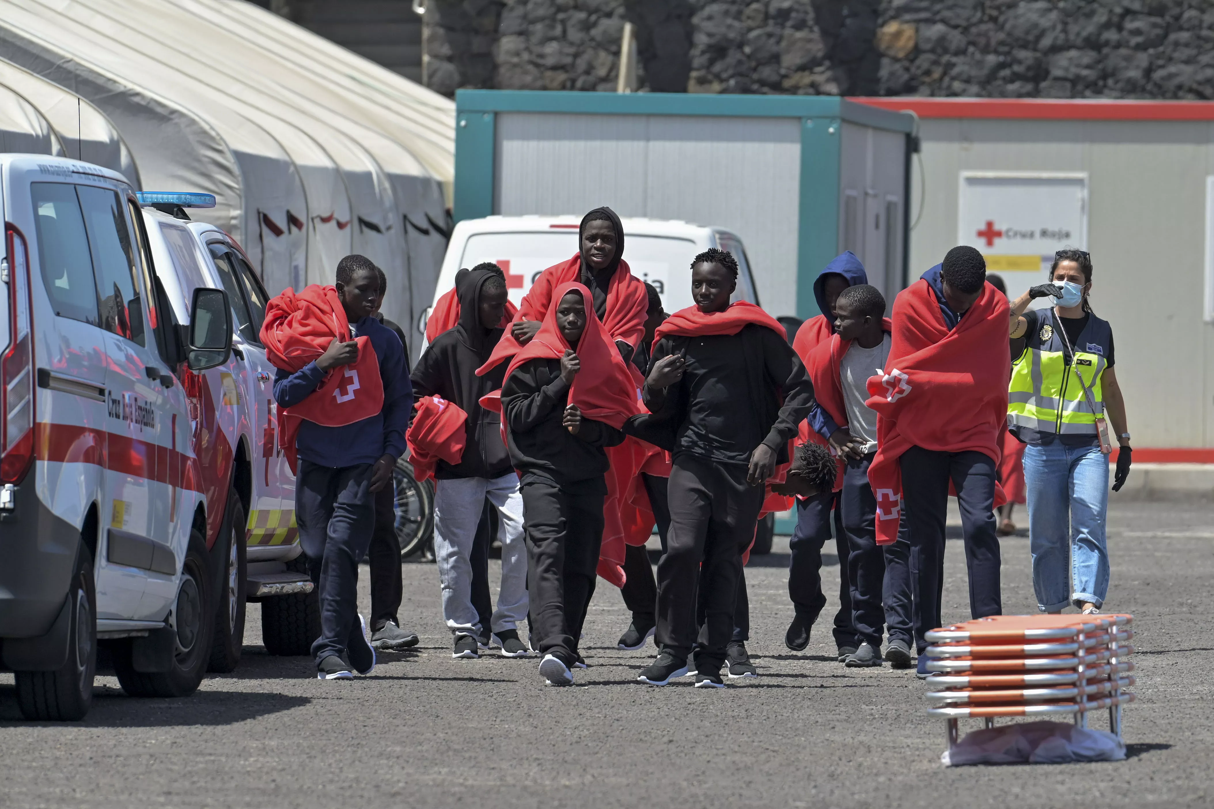  Algunos de los hombres que viajaban en un cayuco con 165 personas a bordo, entre ellas 13 menores y 7 mujeres. / EFE