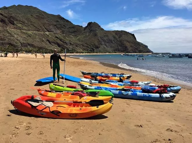 Kayaks y paddles en la playa de Las Teresitas./ ARCHIVO 