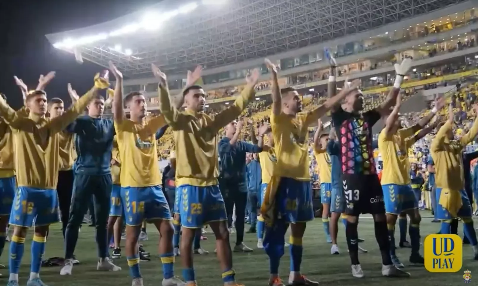 Los jugadores de la UD Las Palmas celebran con su afición./