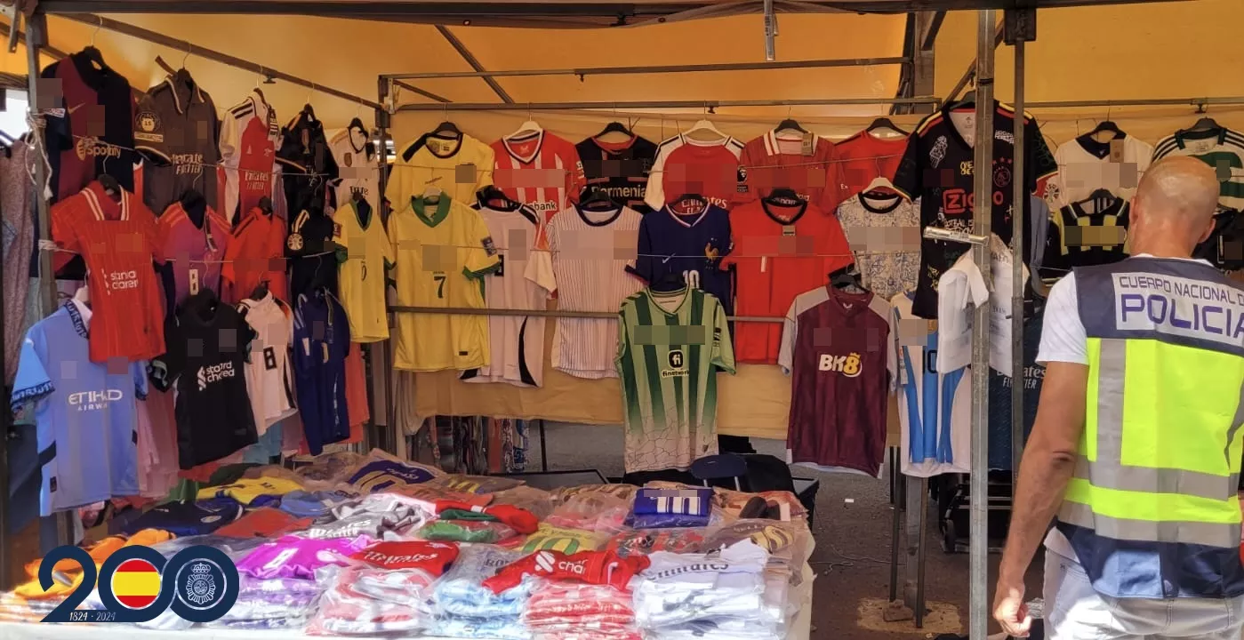 Ropa incautada por la Policía Nacional en un mercadillo del sur de Tenerife. / CEDIDA