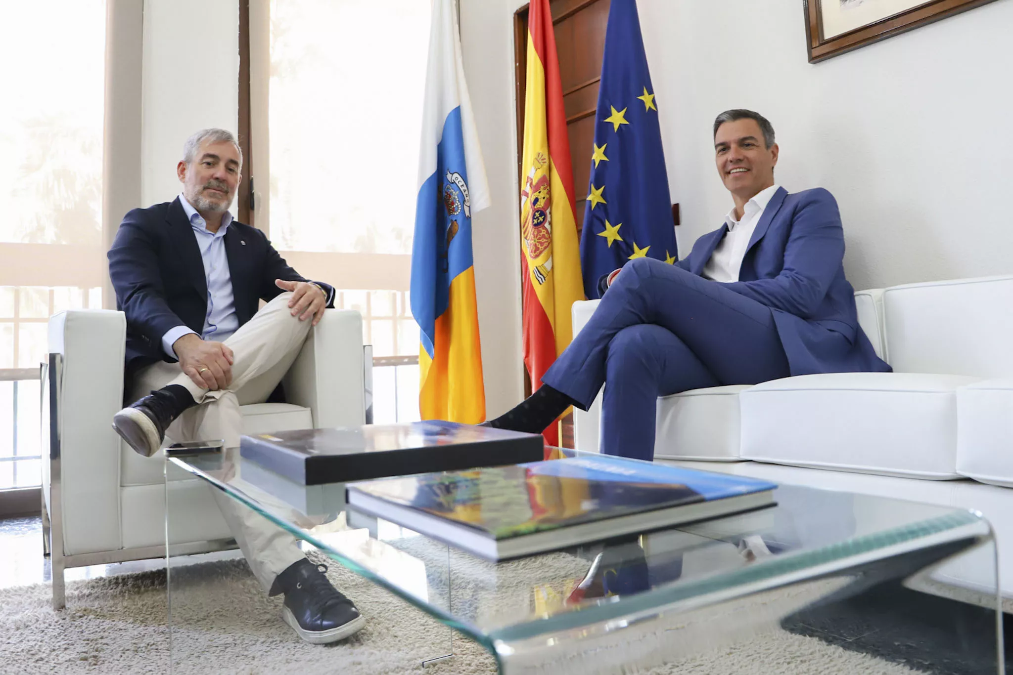 Reunión entre el presidente del Gobierno de España, Pedro Sánchez (d), y el presidente de Canarias, Fernando Clavijo. / EFE Reunión entre el presidente del Gobierno de España, Pedro Sánchez (d), y el presidente de Canarias, Fernando Clavijo. / EFE