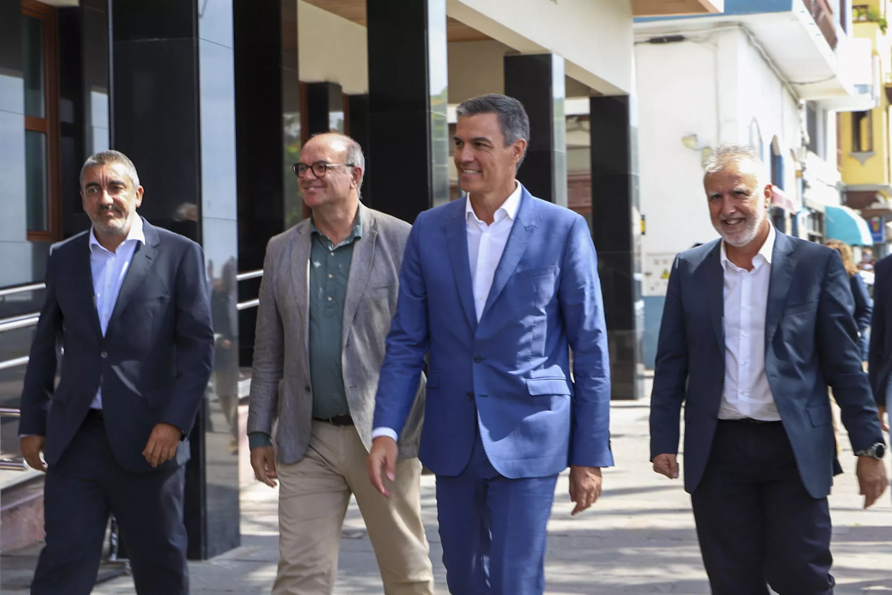 El presidente del Gobierno central Pedro Sánchez (c), el ministro de Política Territorial y Memoria Democrática, Ángel Víctor Torres (d) y el delegado del Gobierno en Canarias, Anselmo Pestana (2i). EFE / LUIS G MORERA