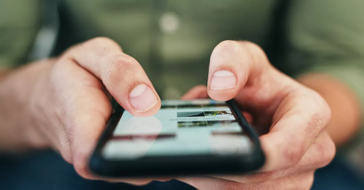 Un hombre con un móvil en sus redes sociales. CANVA