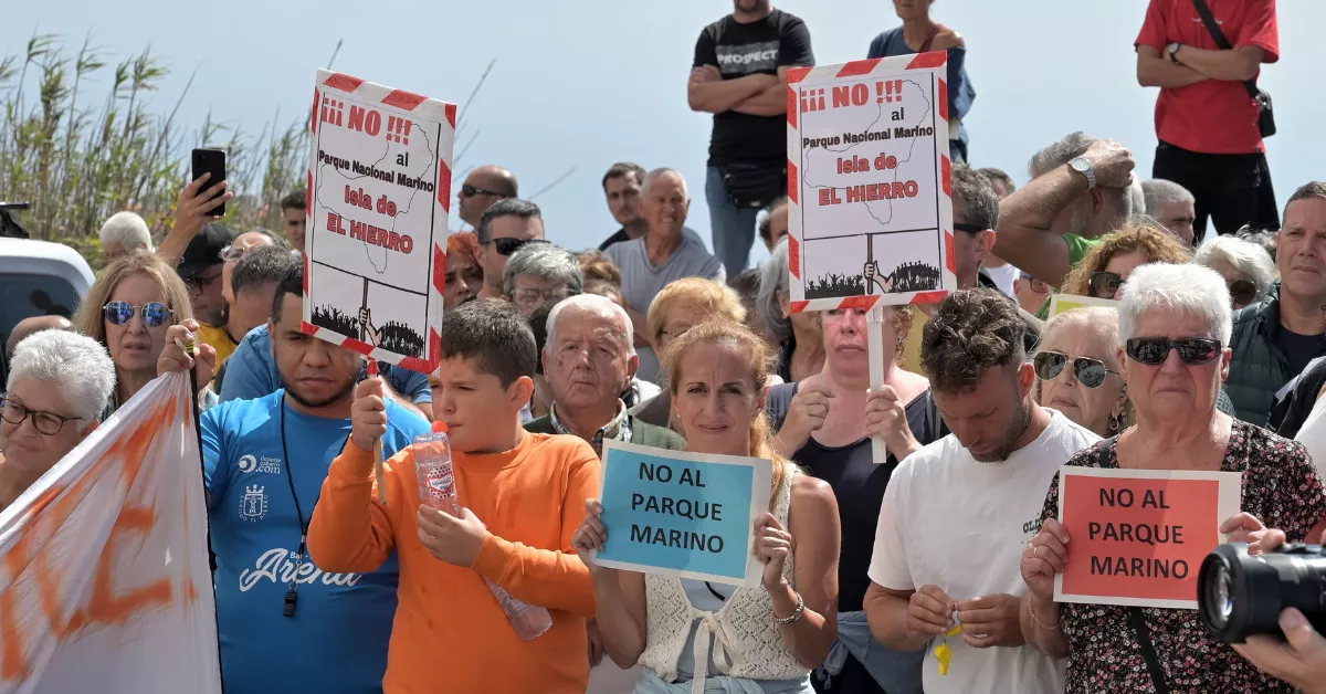 Manifestación en El Hierro contra el Parque Nacional Marino. / EFE