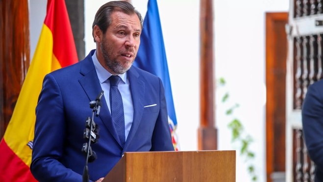 El ministro de Transportes y Movilidad Sostenible, Óscar Puente, en su última visita en Canarias. / EFE El ministro de Transportes y Movilidad Sostenible, Óscar Puente, en su última visita en Canarias. / EFE