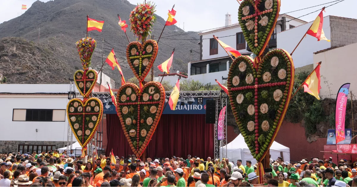 Cientos de personas participan este domingo en la tradicional celebración de los Corazones de Tejina, durante las fiestas en honor a San Bartolomé. /-EFE ALBERTO VALDÉS Cientos de personas participan este domingo en la tradicional celebración de los Corazones de Tejina, durante las fiestas en honor a San Bartolomé. /-EFE ALBERTO VALDÉS