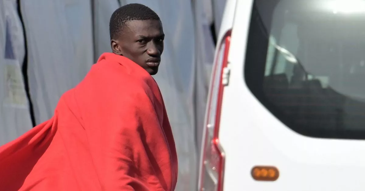 Un migrante rescatado en el muelle de La Retsinga, El Hierro / EFE / GELMERT FINOL