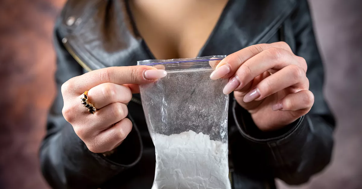 Imagen de una mujer con una bolsa de cocaína / AH