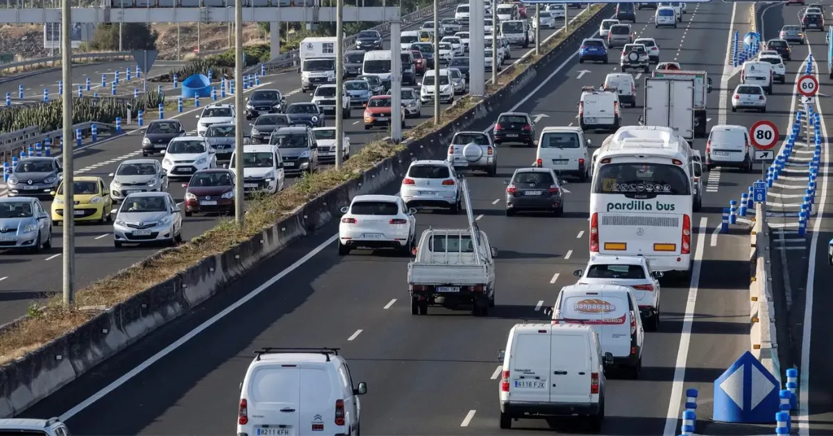 Imagen de la vía que tiene el radar más temido de Canarias / EFE