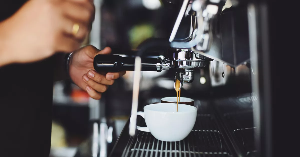 Persona sirviendo un café / AH