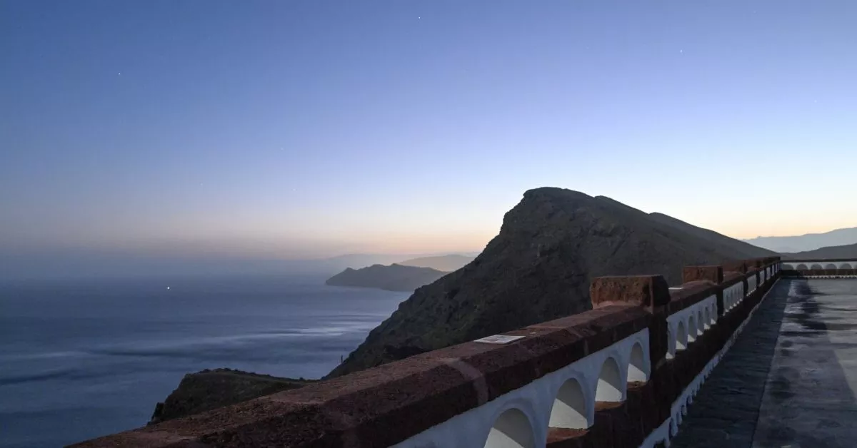 Imagen del entorno del faro de la Entallada (Fuerteventura), la referencia que seguían en 1994 las primeras pateras que llegaron a Canarias. EFE/CARLOS DE SAA