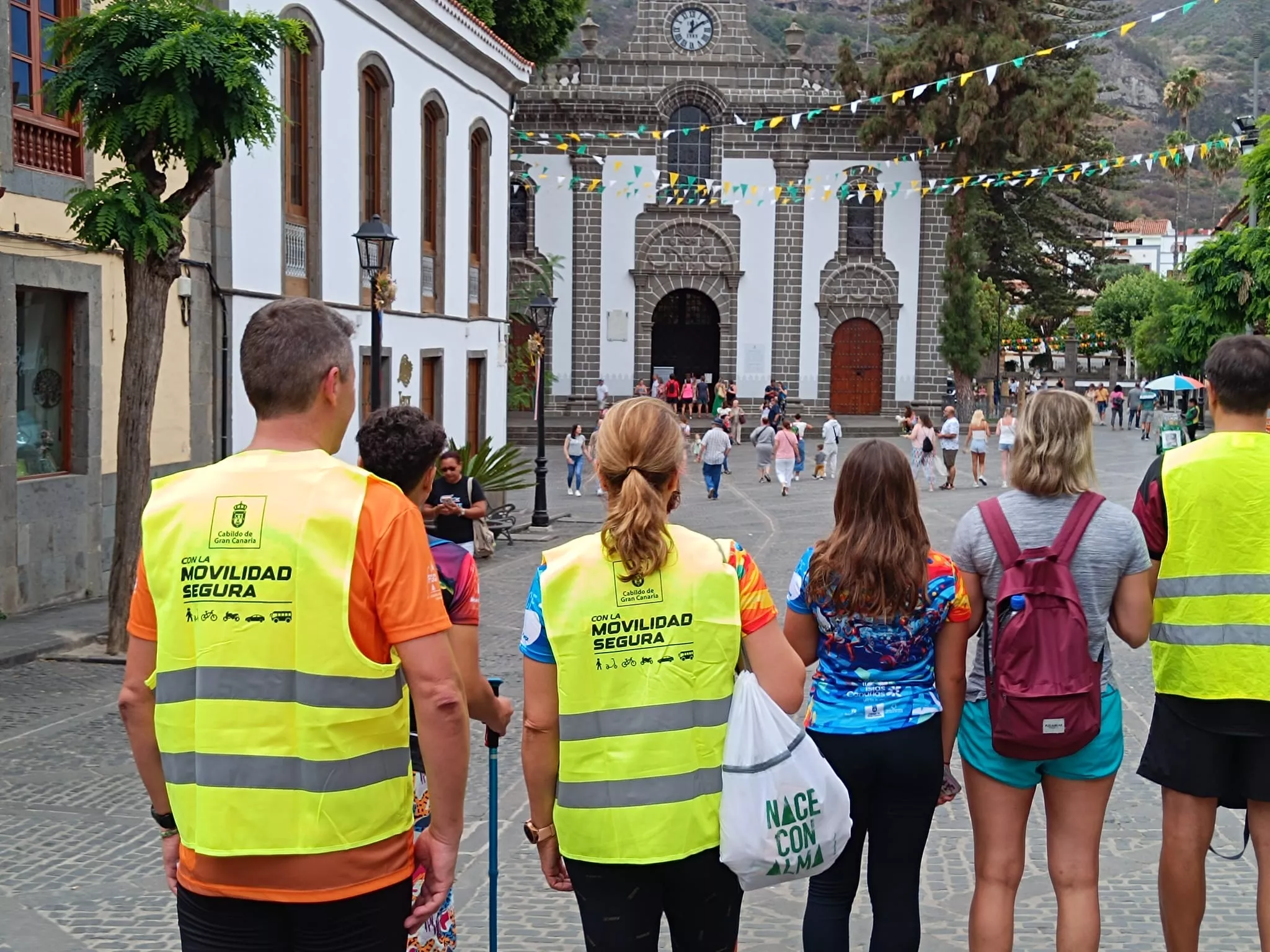 Voluntarios ante laBasílica del Pino / CEDIDA