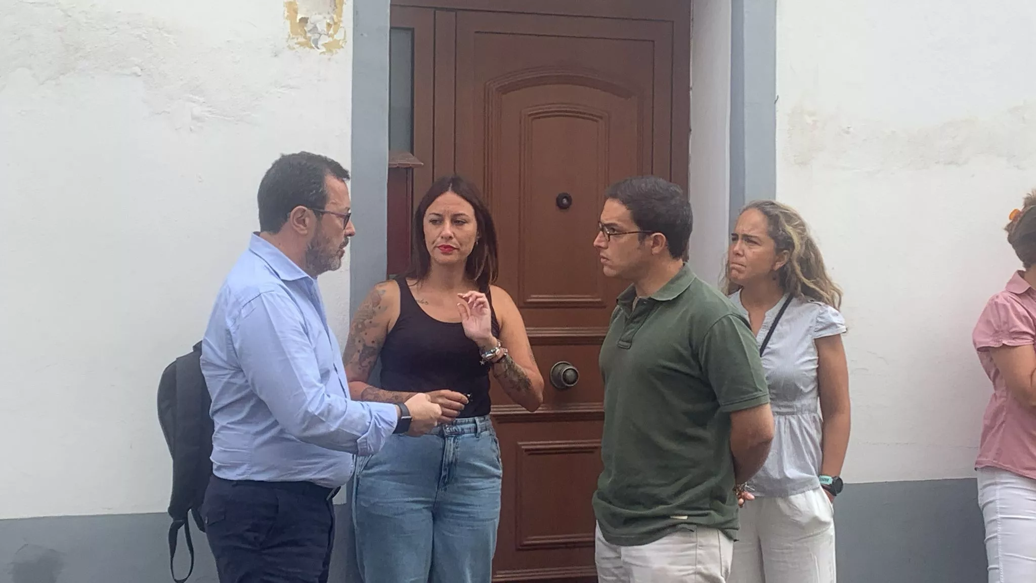 El secretario general del Grupo Parlamentario VOX, José María Figaredo, y el portavoz nacional del partido, José Antonio Fúster charlan con vecinos de Tenerife./