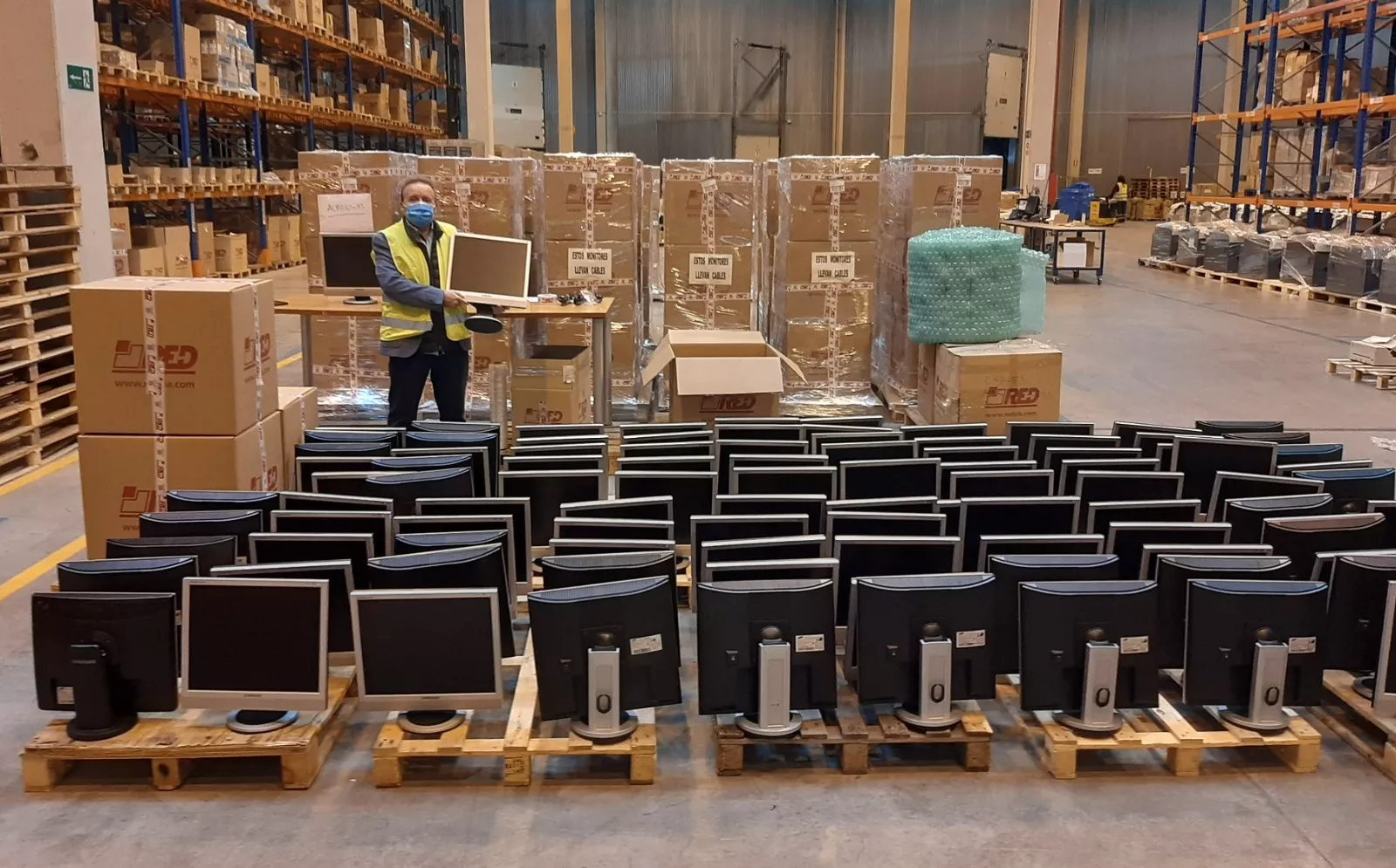 Donación de material informático a través del programa ReUtilízame de CaixaBank./ CEDIDA